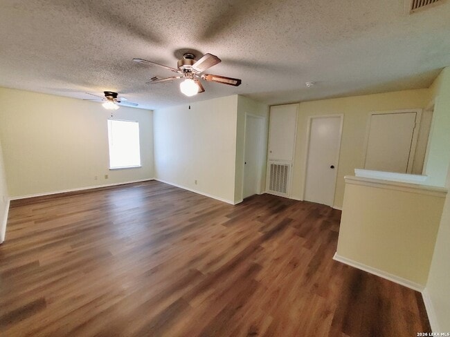 Foto del edificio - 8219 Sunshine Trail Dr