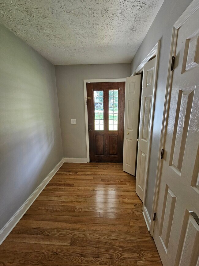 Building Photo - 105 Deep Forest Ln
