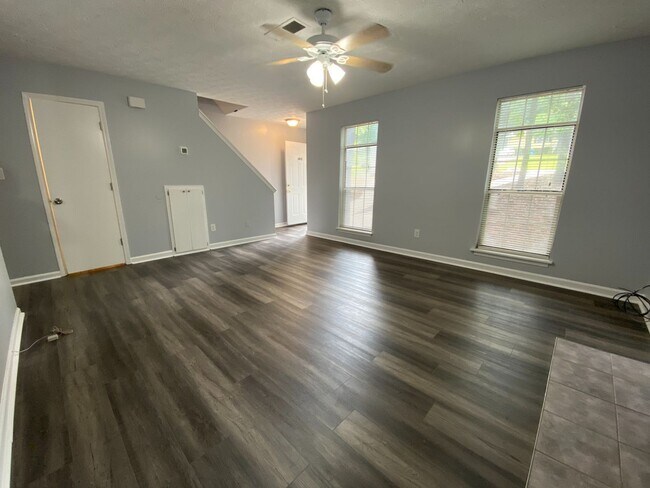 Building Photo - Oakwood Drive (Duplex - 2 Units)