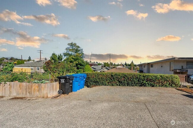 Parking - 3931 Woodland Park Ave N