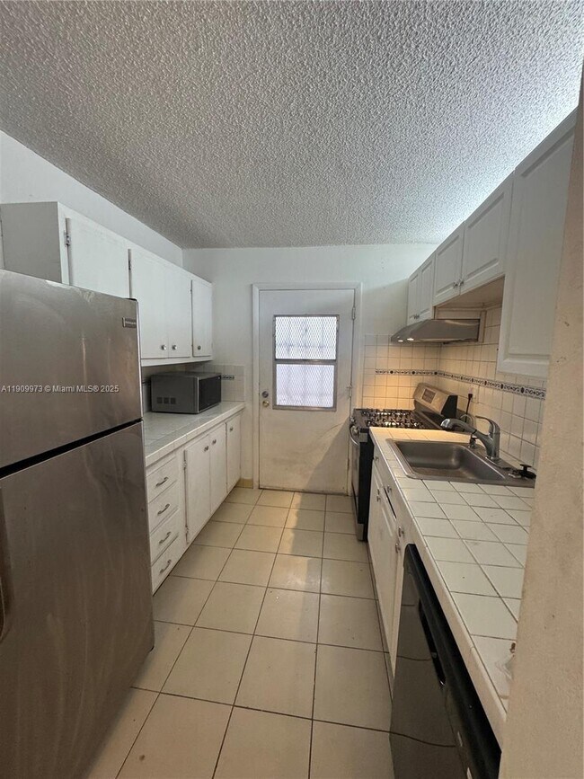 Building Photo - 20120 NE 2nd Ave