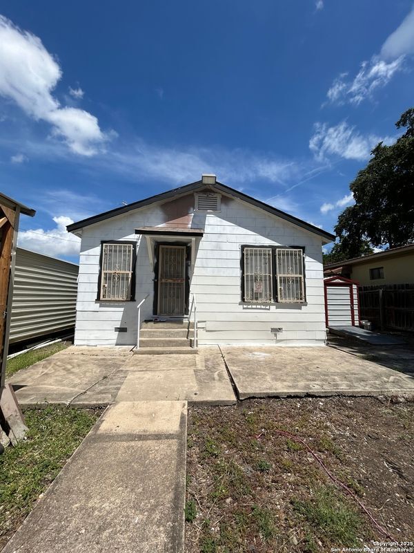 Building Photo - 2322 W Olmos Dr