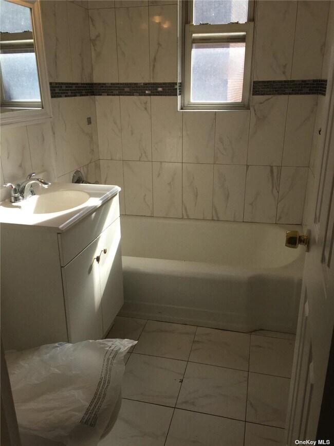 Foto del edificio - 42-25 80th St