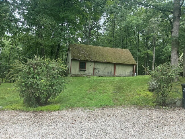 Foto del edificio - 118 Old Mill River Rd