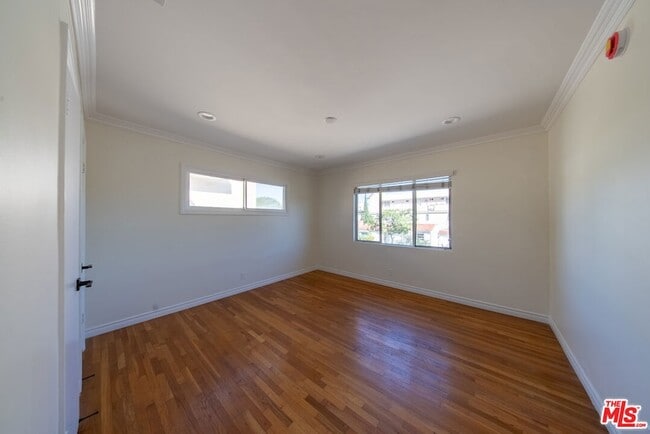 Foto del edificio - 9205 Alcott St