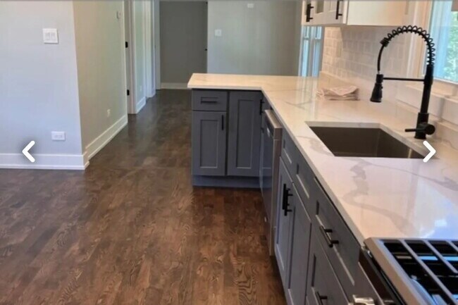 Building Photo - 201 S Vine St