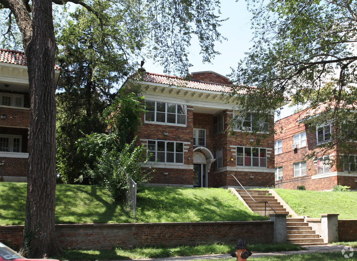 Benton Apartments - Smart Lofts on Gladstone