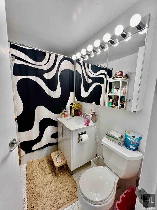 Building Photo - Bright 2 Bed 2 Bath Renovated Kitchen I La...