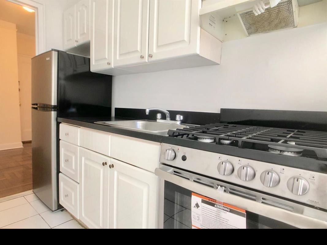 Foto principal - 4960 Broadway Ave