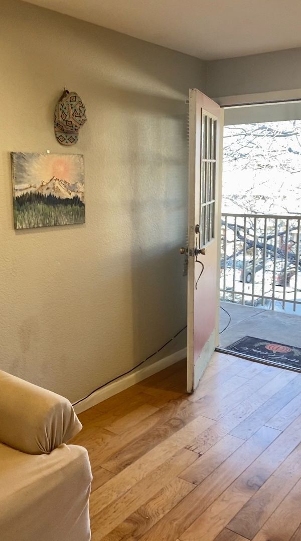 Building Photo - 1 Bedroom Apartment with Mountain View