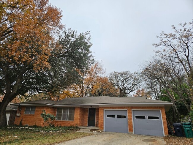 Building Photo - 2603 Robinwood Ln