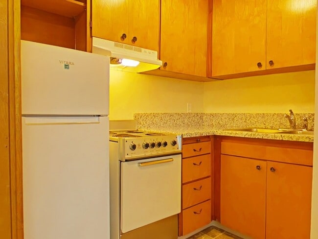 Building Photo - 1 Bedroom Apartment ~ Close to Campus ~ Ca...