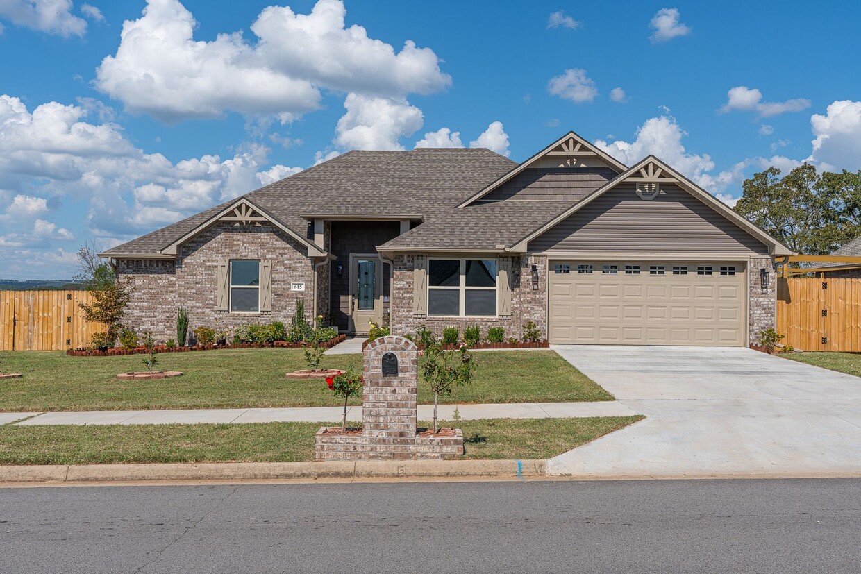 Primary Photo - Modern Living: Spacious 5 Bed, 2 Bath Home...