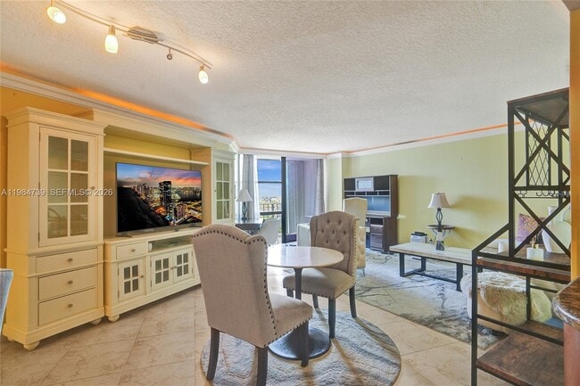 Building Photo - 800 Parkview Dr