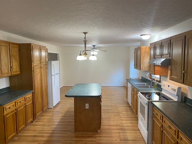 Building Photo - 121 Whispering Pines Ct