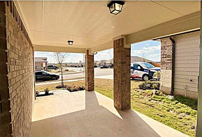 Building Photo - 610 Quarton Dr