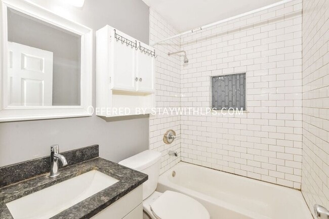 Building Photo - 820 Loeb St