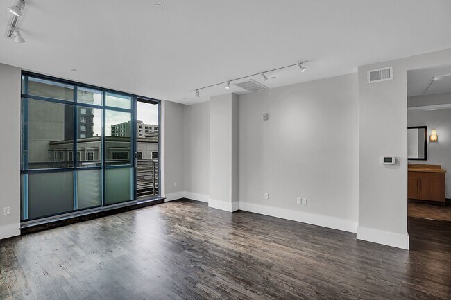 Building Photo - Tasteful and elegant 1br Civic Center apar...