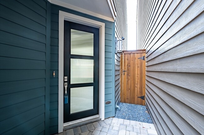 Building Photo - 10916 Brambling Wood Dr
