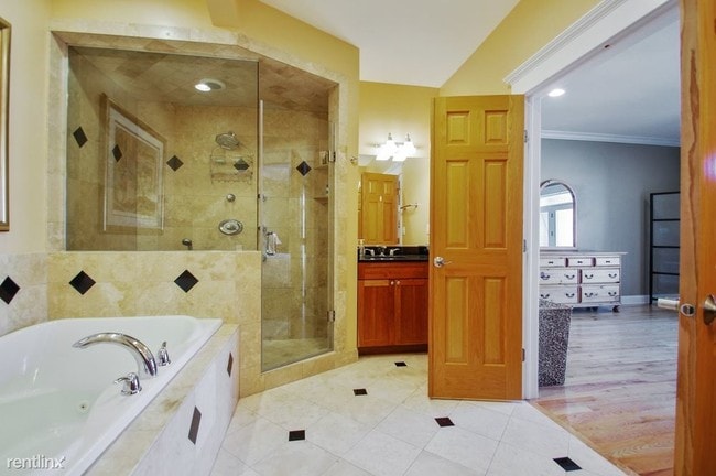 Building Photo - 3 br, 3 bath Condo - 6022 N Kenmore Ave
