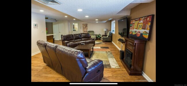 Foto del edificio - 887 Farmington Ave