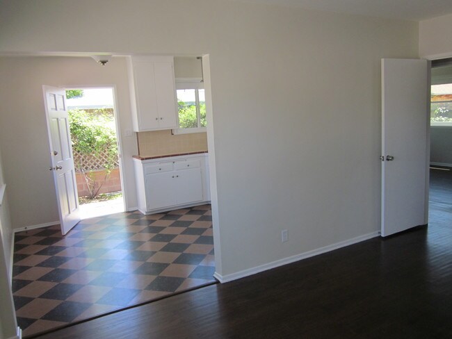 Entrance View/Living Room - 10914 Collins St