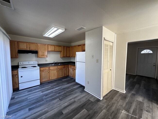 Building Photo - 2 br, 1 bath Condo - 140 Woodgate Rd