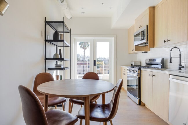 Foto del edificio - 611 N Virgil Ave