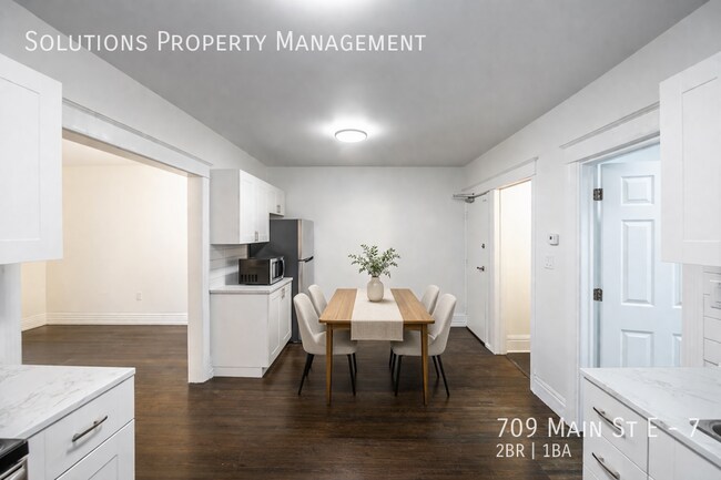 Building Photo - **Newly Renovated 2 Bedroom Unit**