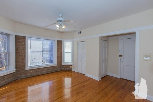 Building Photo - 4 bedroom in Chicago IL 60657