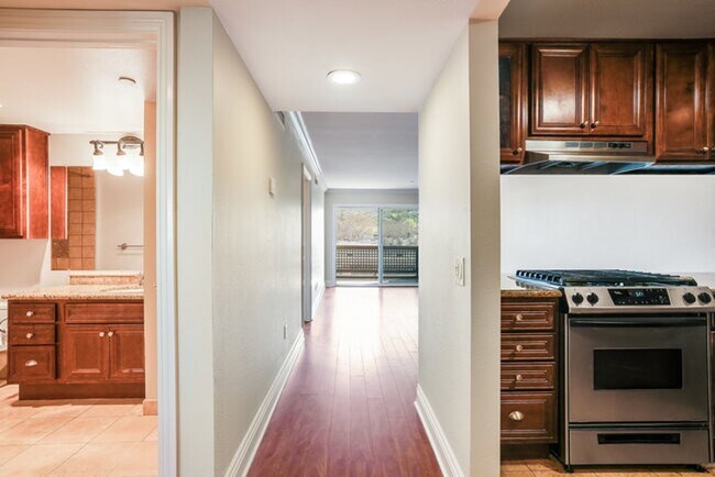 Building Photo - Beautiful 2 Bedroom 2 Bathroom Condo in La...