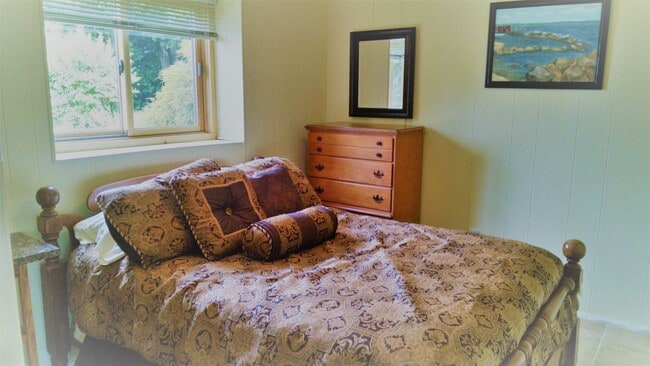 Bedroom on the 1st floor - 3 Dubois Dr