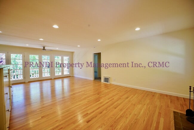 Building Photo - Awesome San Anselmo Home with Fresh Finishes!