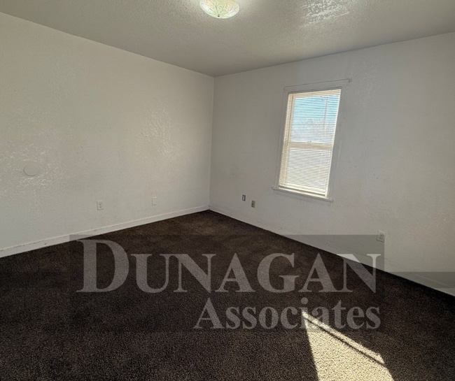 Building Photo - 2 BEDROOM 1 BATH AVAILABLE NOW !! Open house on 12/17 @ 3:15-3:25