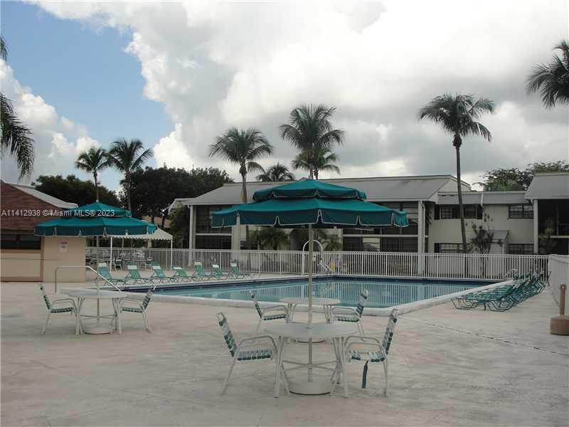 Foto del edificio - 921 NE 199th St