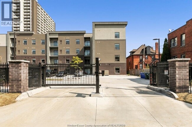 Building Photo - 955 Ouellette Ave