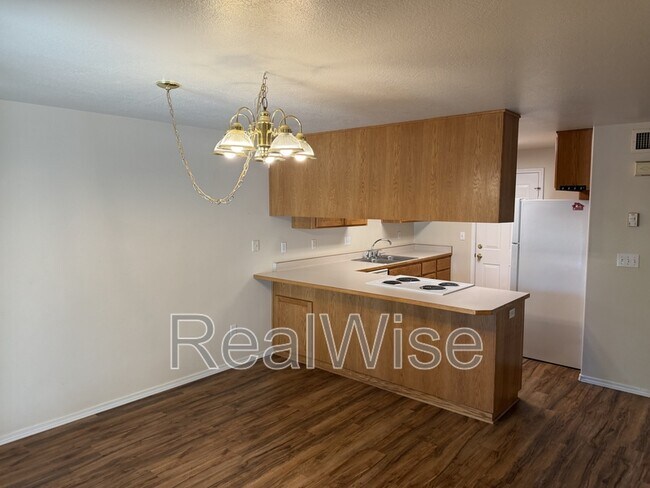 Building Photo - 1343 Golden Park Dr
