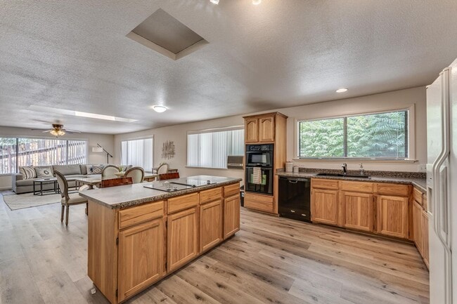Building Photo - Three Bedroom Home in Midtown District