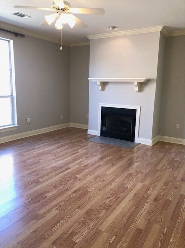 Building Photo - Great price 3BR LSU area!