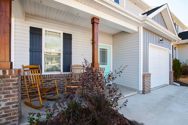 Foto del edificio - Like New 3 Bedroom Home Walk to DT Clayton!