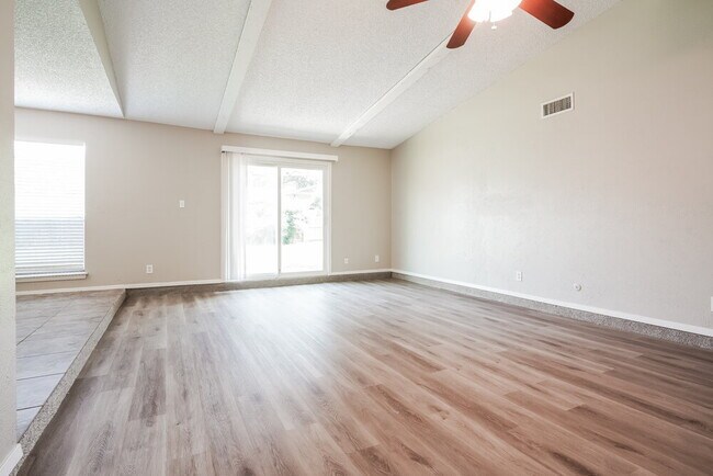 Foto del edificio - 618 Thornwood Trail