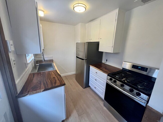Building Photo - Leucadia Charming 1BD + Office Duplex w/Pr...