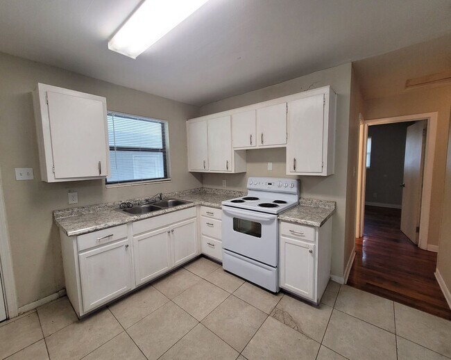 Foto del edificio - MOVE IN SPECIAL: Waived $350 Cleaning Fee!...
