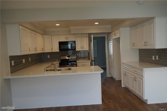 Building Photo - 3 br, 2 bath Condo - 4851 Royce Rd