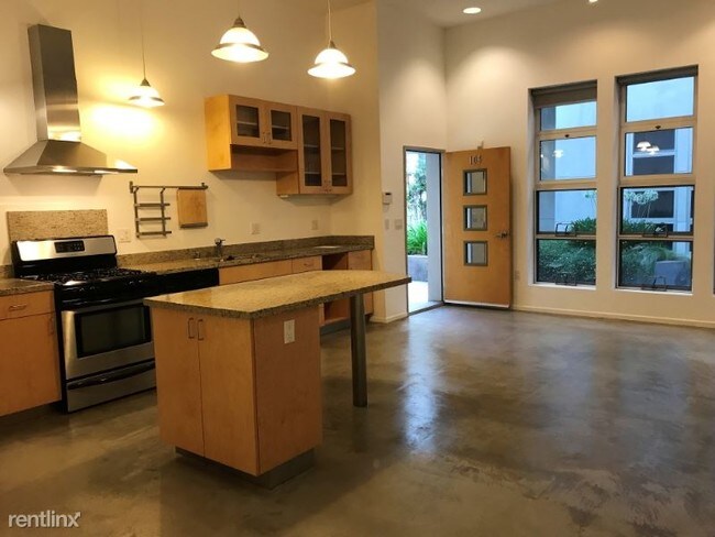 Building Photo - 1 br, 1 bath Apartment - 713 N Hudson Ave