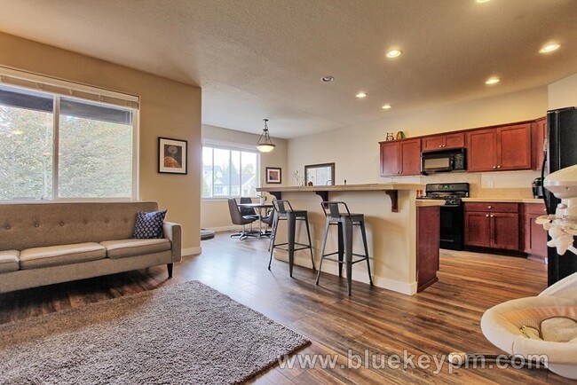 Foto del edificio - 3 Bed, 2.5 Bath  Townhome With Primary on ...