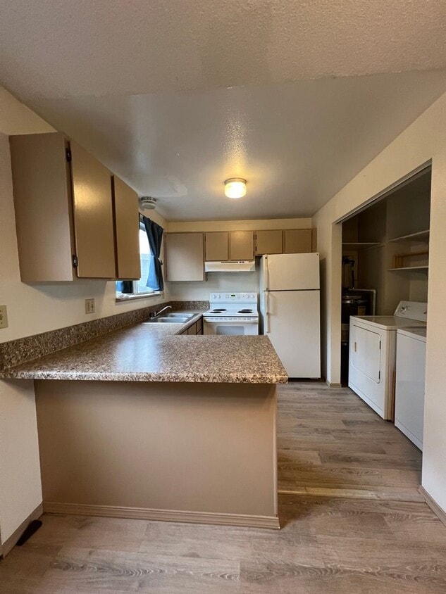 Foto principal - 2 Bedroom, 1.5 Bathroom - Upstairs/Downsta...