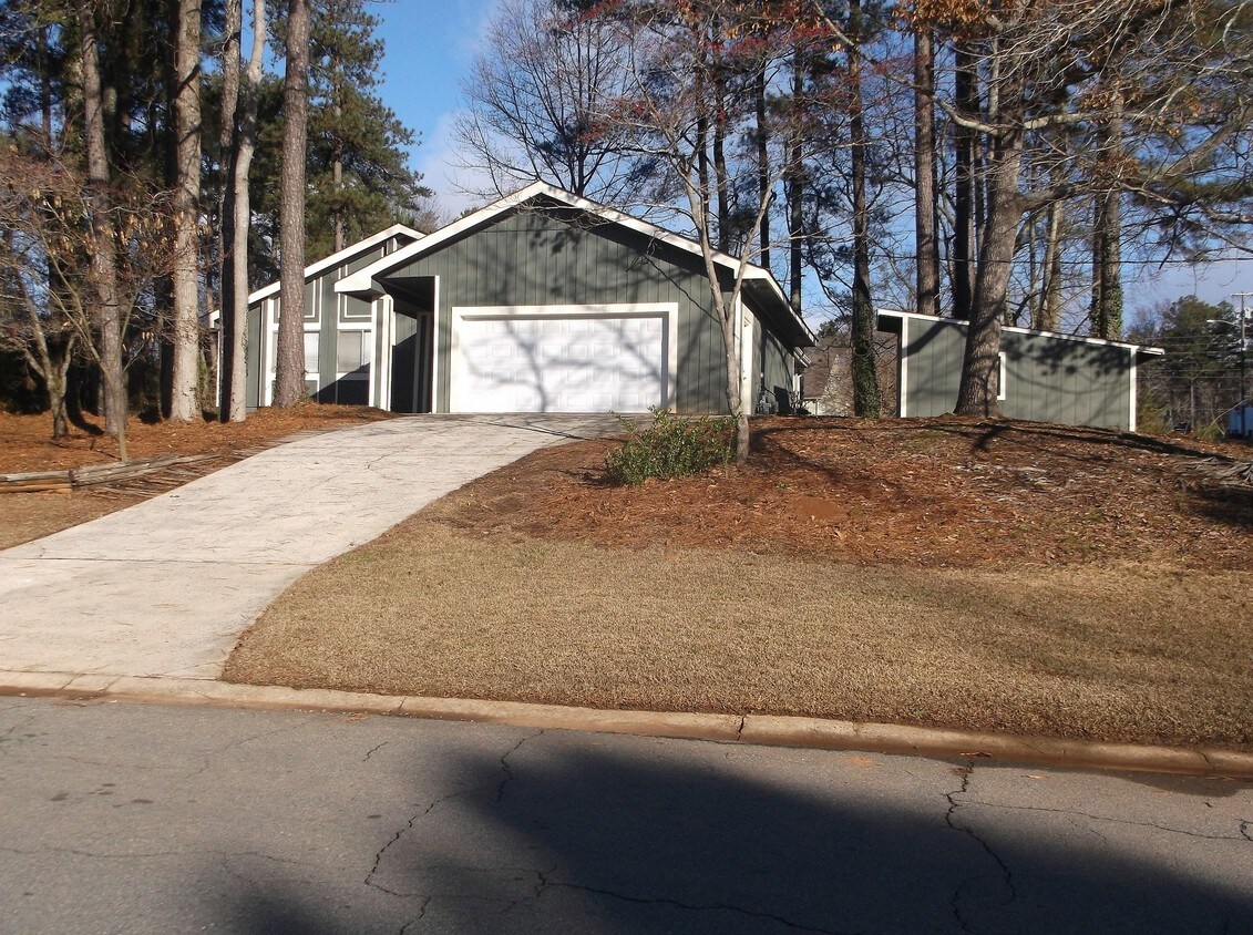 Primary Photo - 2600 Windridge Dr