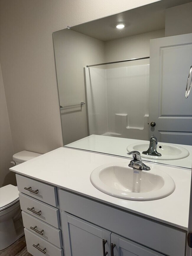 Foto del edificio - Beautiful 3 Bedroom 2 Bathroom Home Available Now