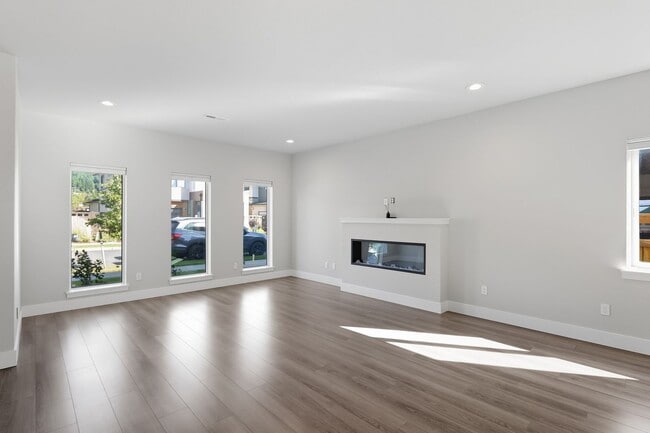 Building Photo - Newer Construction 4 Bedroom Home at Pleas...